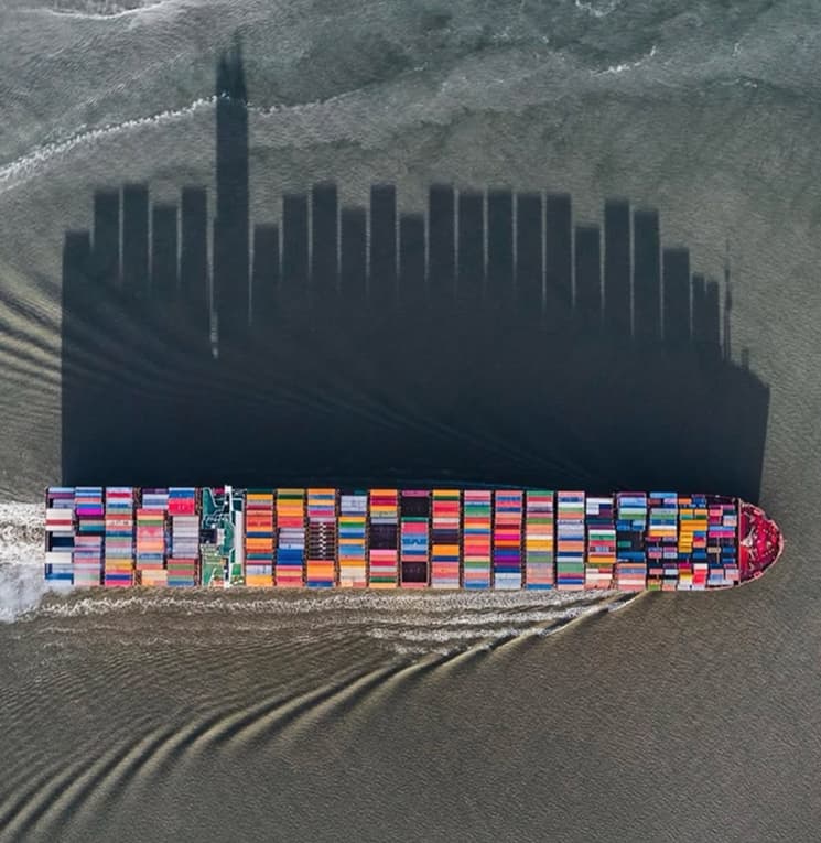 Containerskib til havs
